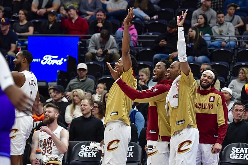 Los Cavaliers celebran en el banquillo