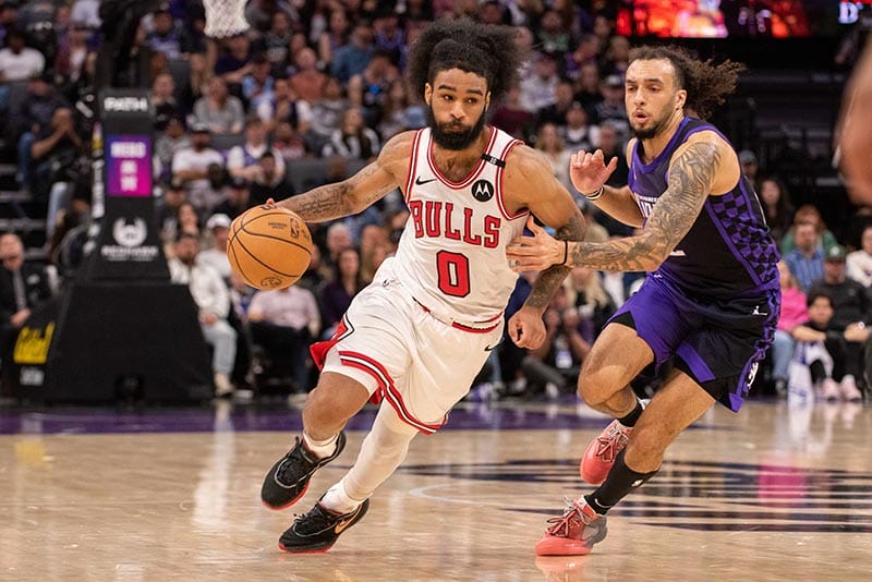 Coby White ataca la defensa de los Kings