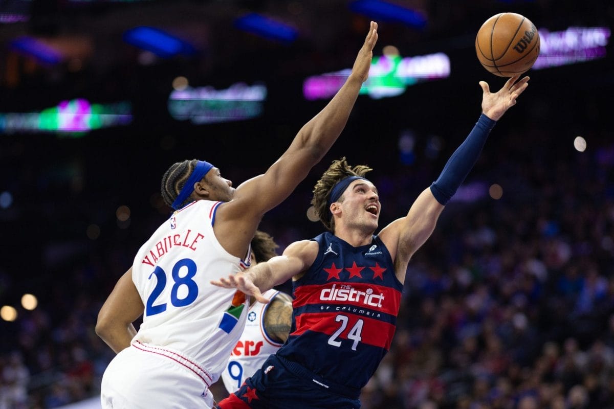 Corey Kispert entra a canasta frente a Guerschon Yabusele en un partido de esta temporada.