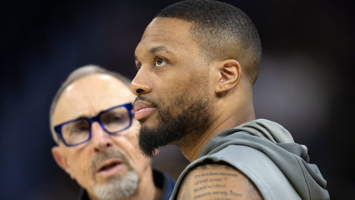 Damian Lillard, presenciando un partido de los Milwaukee Bucks