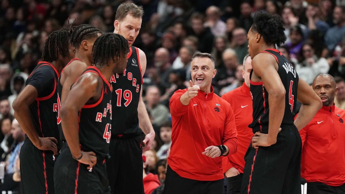 Darko Rajakovic, entrenador de los Toronto Raptors, da indicaciones a sus jugadores.