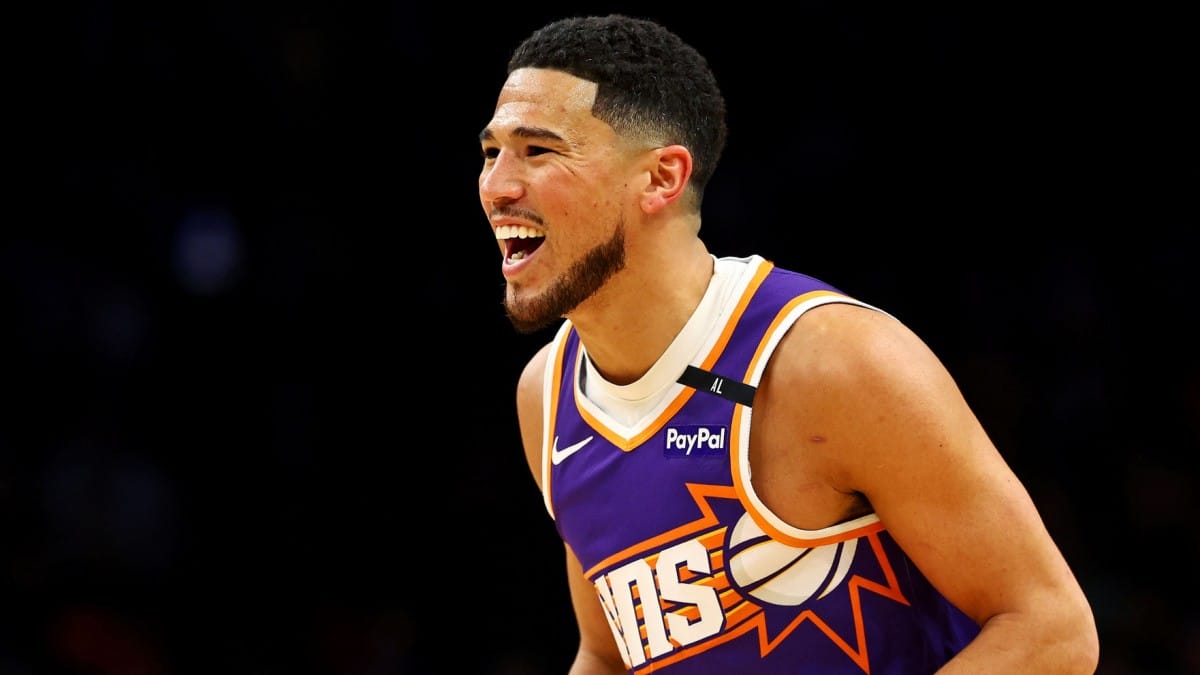 Devin Booker celebra la victoria de los Phoenix Suns.