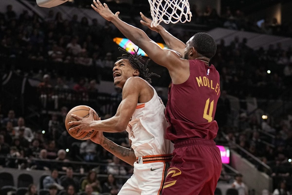 Devin Vassell intenta anotar una bandeja frente a la defensa de Evan Mobley.