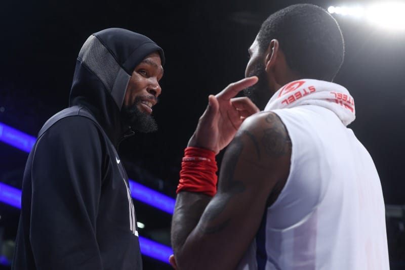 Durant e Irving conversan durante la celebración de un partido