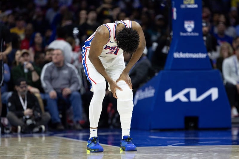 Joel Embiid se duele de su rodilla