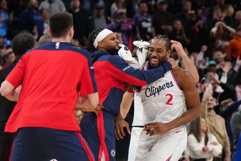 Kawhi Leonard celebra su canasta ganadora