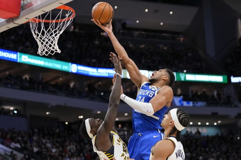 Giannis Antetokounmpo ataca el aro de Indiana