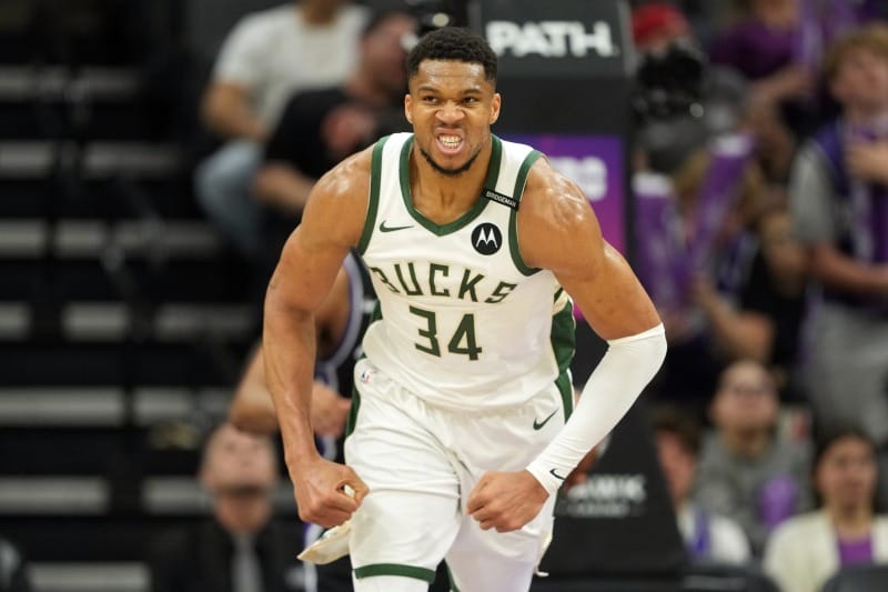 Giannis Antetokounmpo celebrando una acción en cancha de Sacramento.