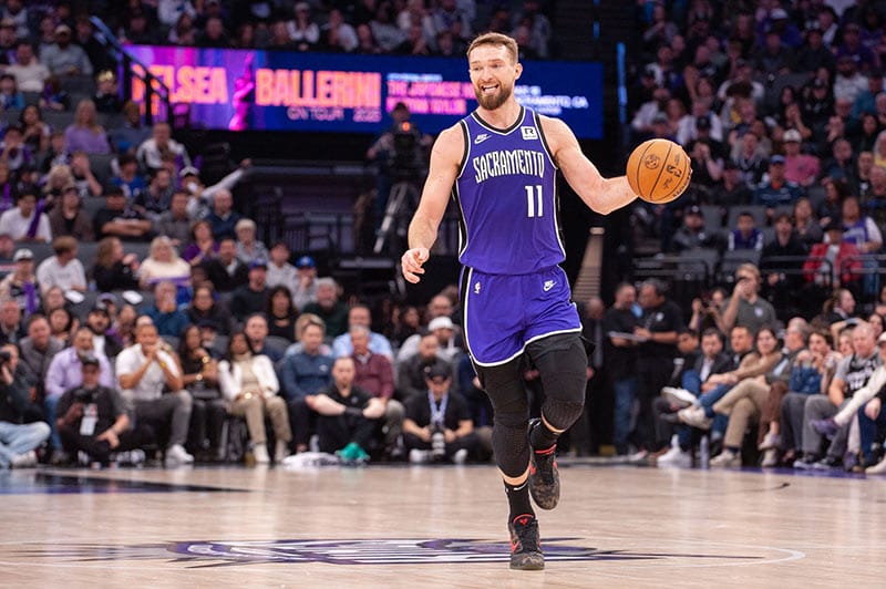 Domantas Sabonis sube el balón
