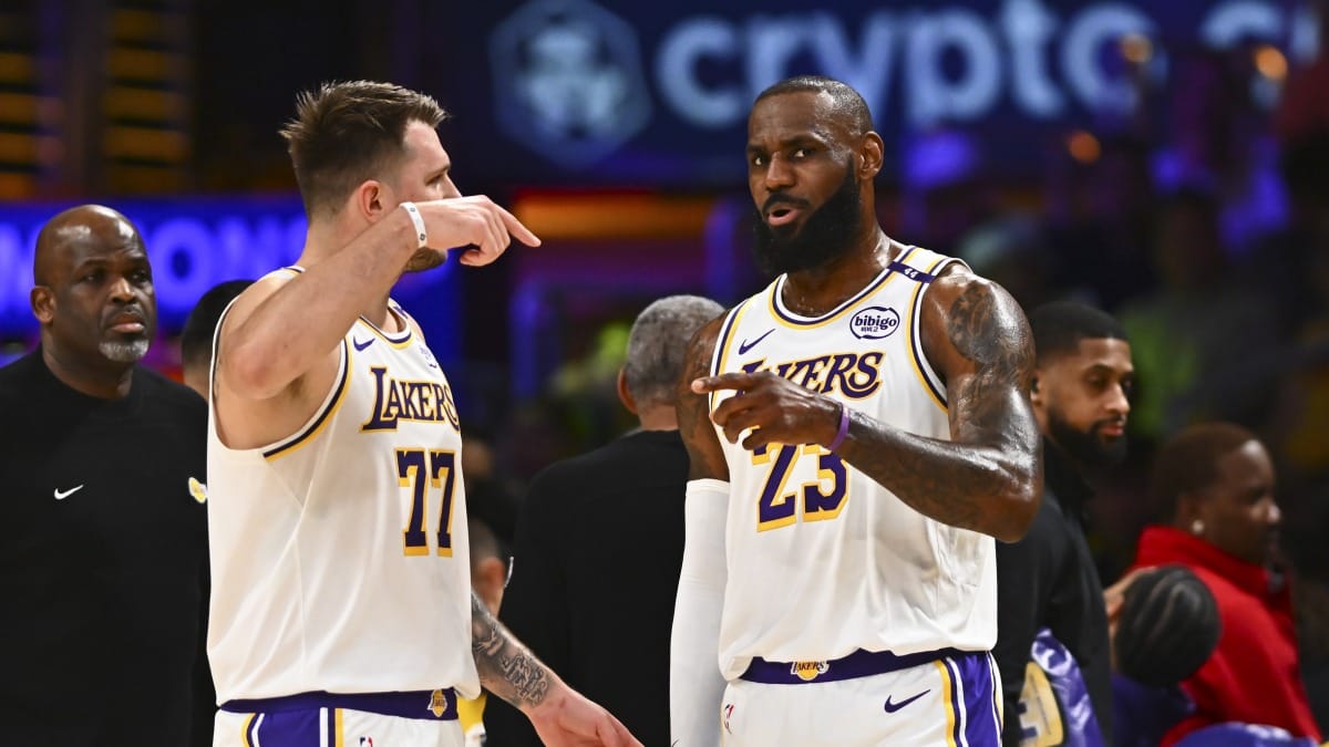 Luka Doncic habla con LeBron James durante el transcurso de un partido de Lakers.