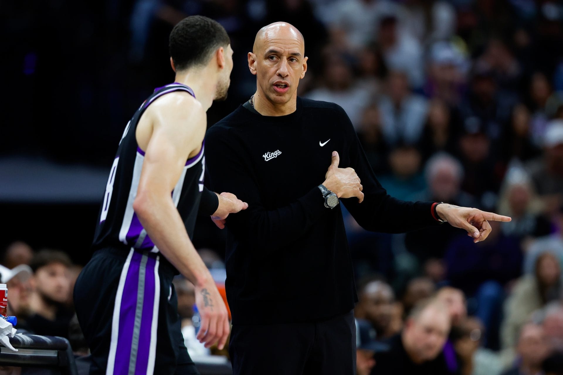 Doug Christie, entrenador de los Sacramento Kings, habla con Zach LaVine