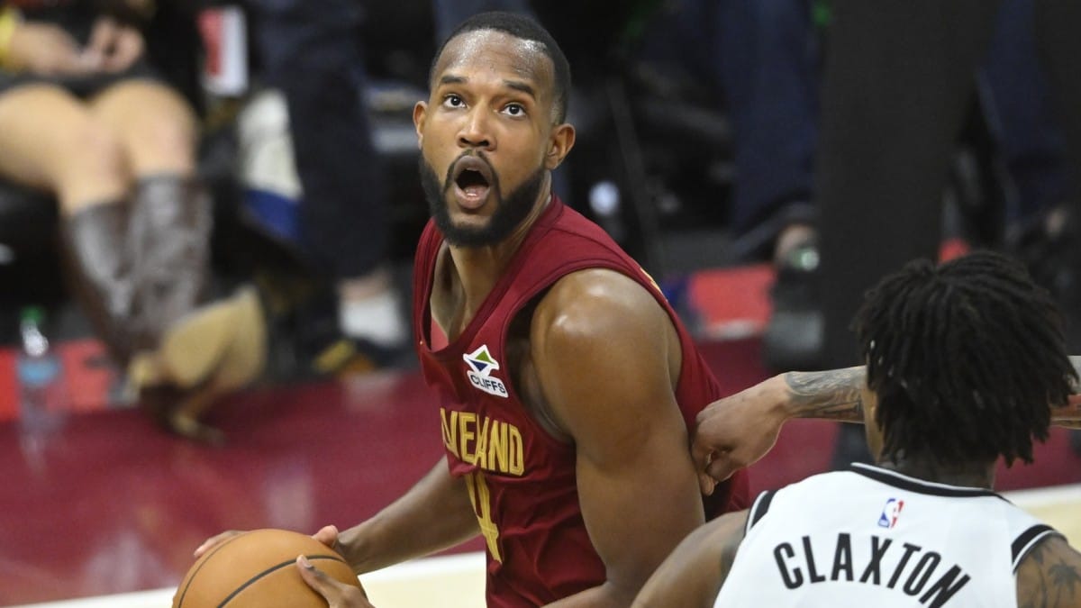 Evan Mobley ataca la canasta durante un partido con los Cleveland Cavaliers.