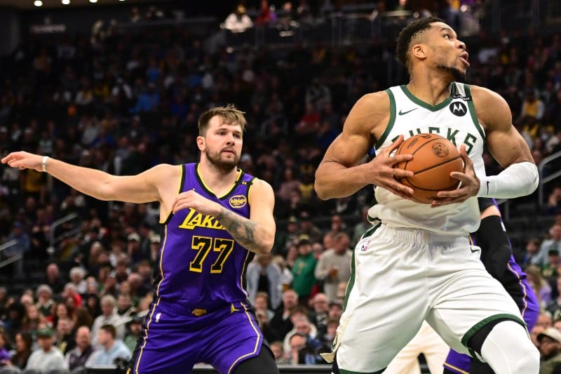 Giannis recibe ante Luka Doncic