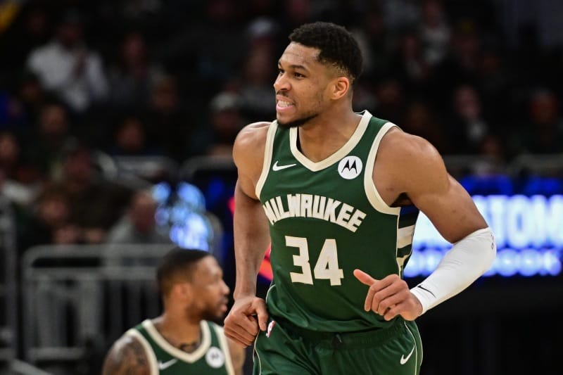 Giannis celebra una canasta