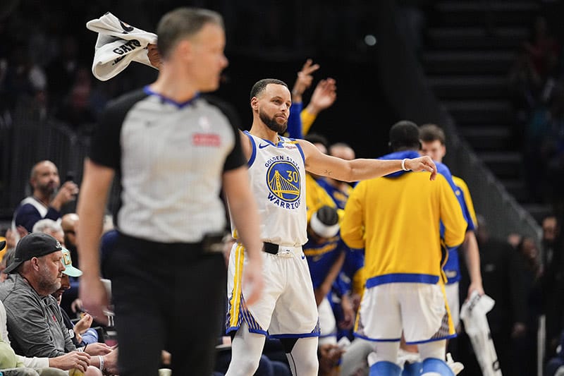 Curry celebra el triunfo de los Warriors