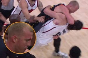 Mason Plumlee y Steven Adams se precipitan al suelo tras compartir agarrones.