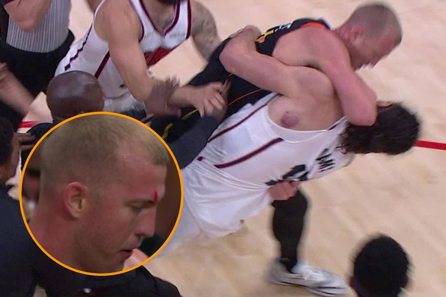Mason Plumlee y Steven Adams se precipitan al suelo tras compartir agarrones.