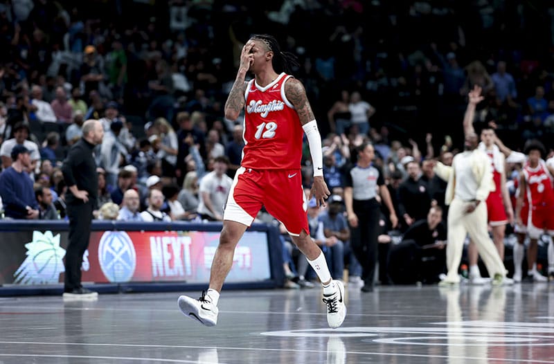 Ja Morant celebra una canasta