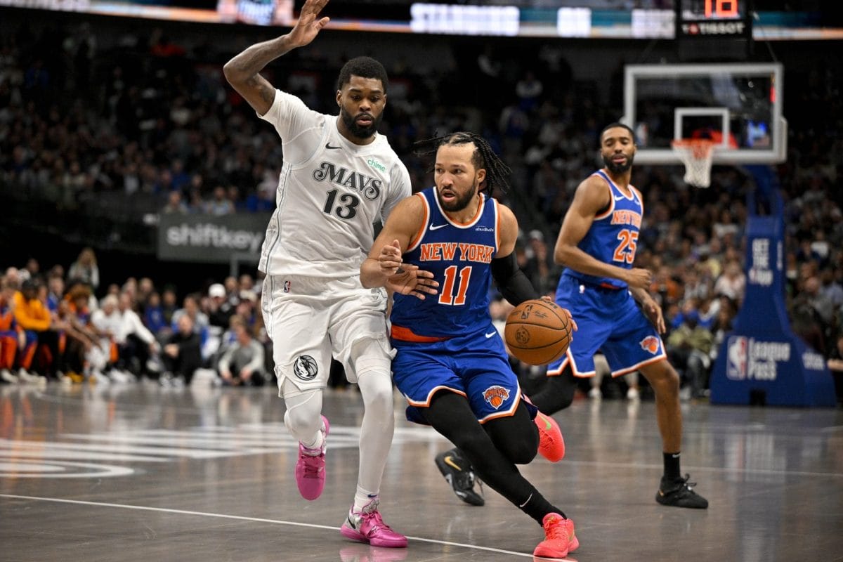Jalen Brunson y Kyrie Irving en un lance del juego del anterior Knicks vs Mavericks