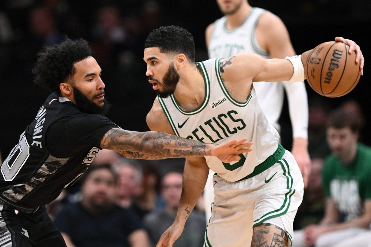 Julian Champagnie trata de defender a Jayson Tatum en el último partido entre Spurs y Celtics.