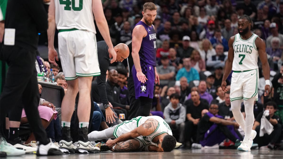 Jayson Tatum se retuerce de dolor tras su lesión