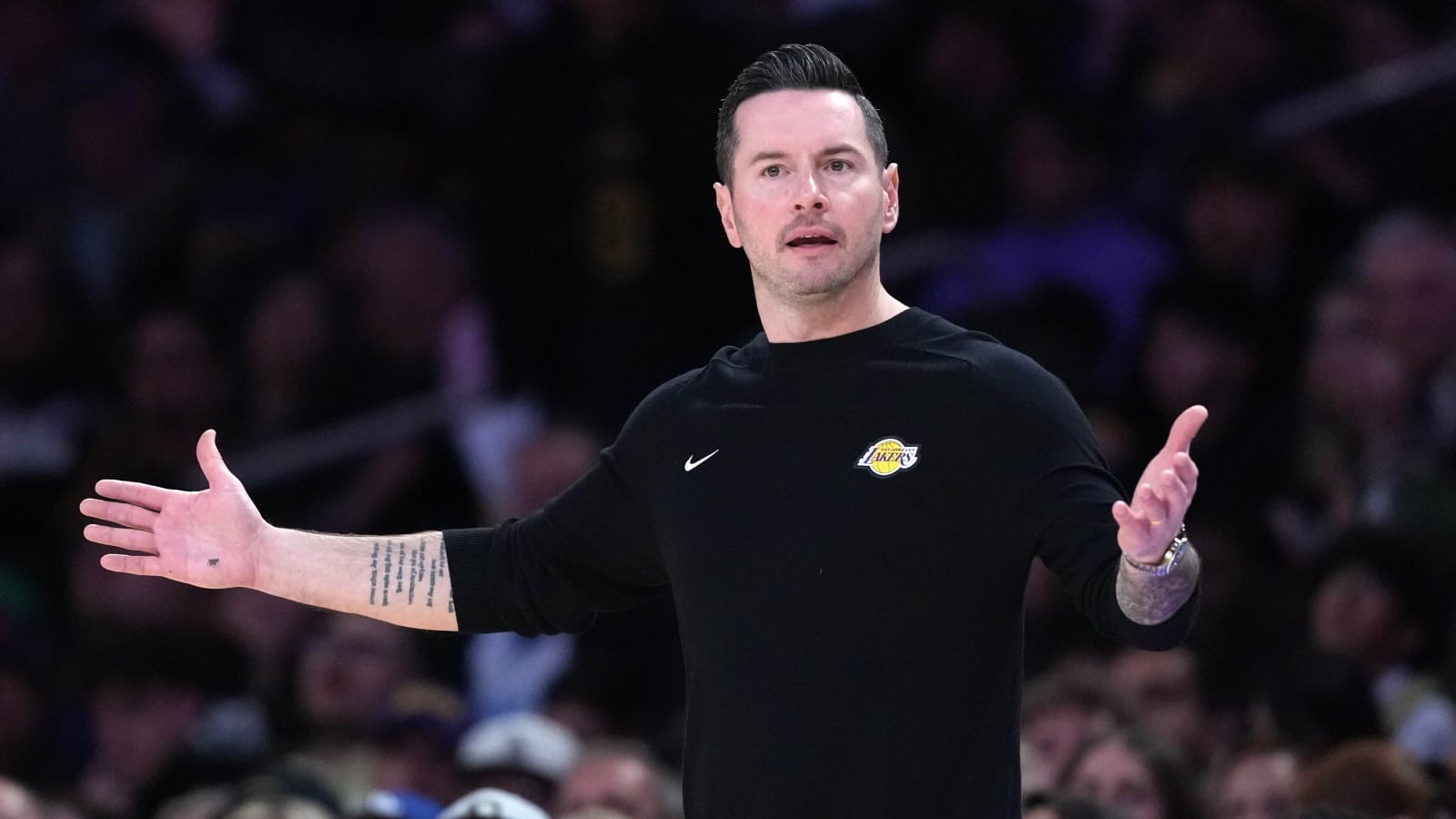 JJ Redick, dando órdenes desde el banquillo en un partido de Lakers.