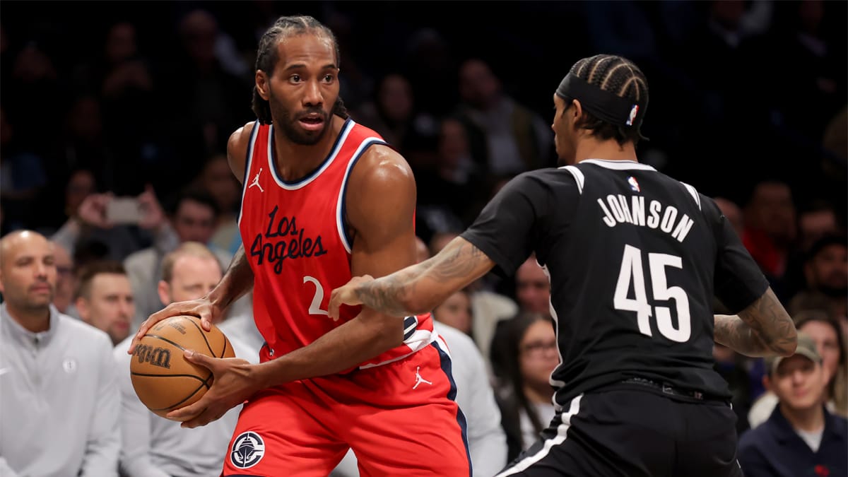 Kawhi Leonard encara a Keon Johnson