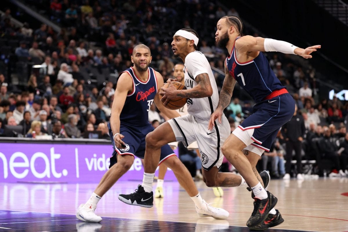 Keon Johnson supera a Nicolas Batum y Amir Coffey en el partido anterior.