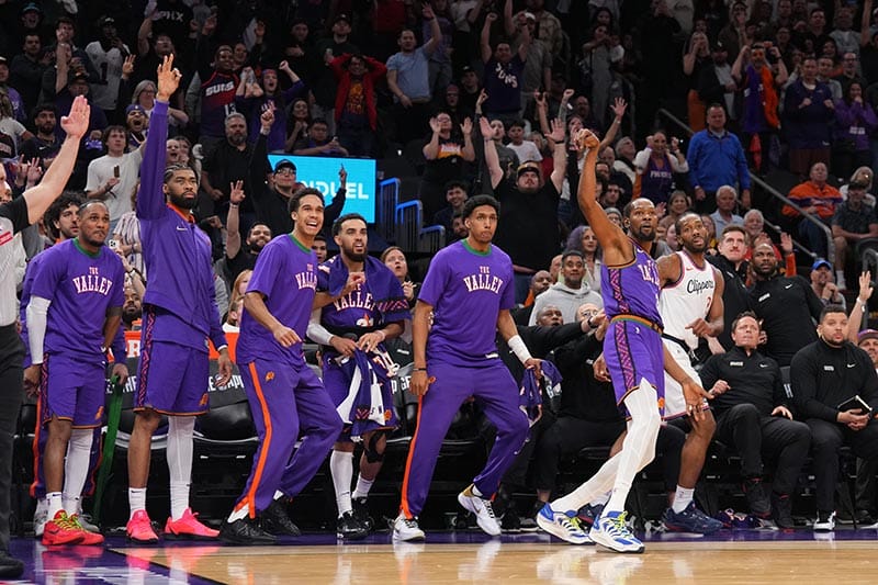 El banquillo de Phoenix celebra un triple de Durant