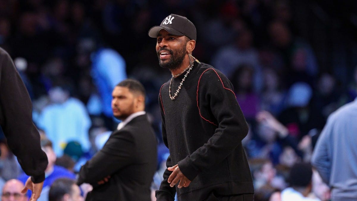 Kyrie Irving en el banquillo de los Mavericks