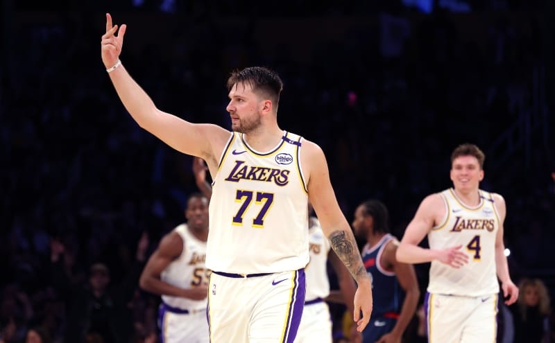Doncic celebra un triple para los Lakers