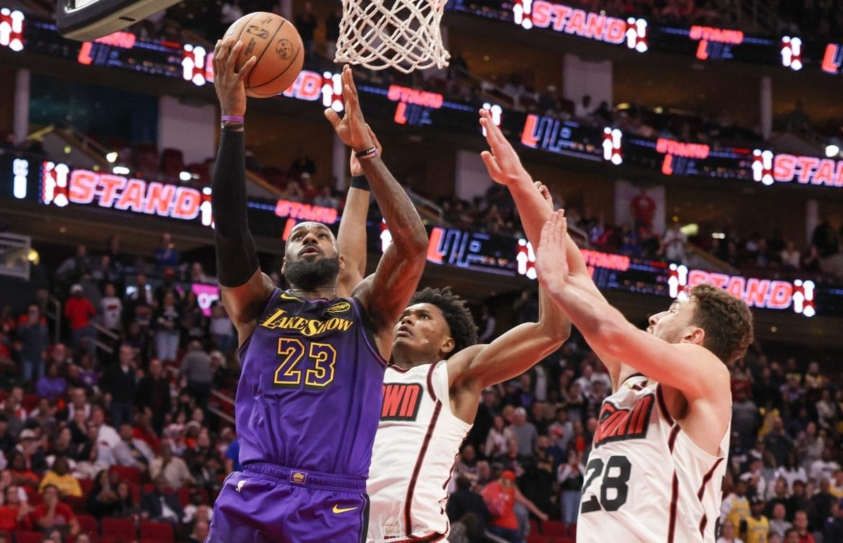 LeBron James hace una bandeja ante la oposición de Alperen Sengun en un partido entre Lakers y Rockets.