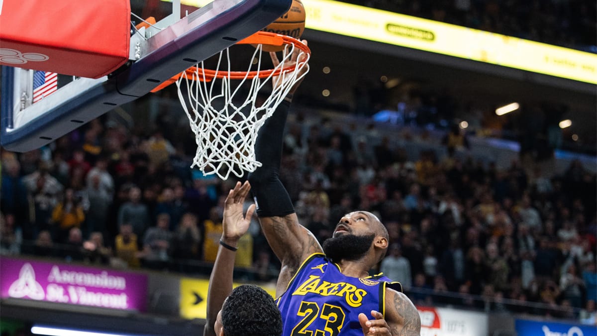LeBron James palmea la canasta de la victoria en Indiana