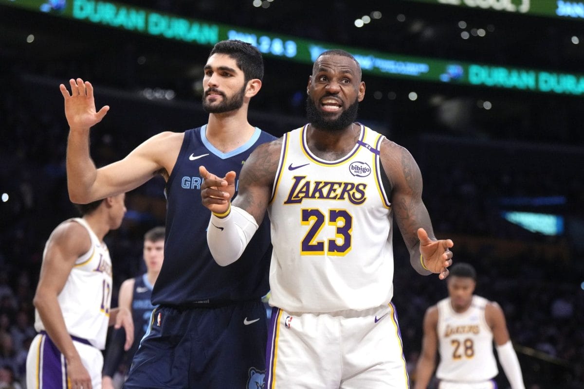 LeBron James y Santi Aldama en un lance del juego en un partido de esta temporada.