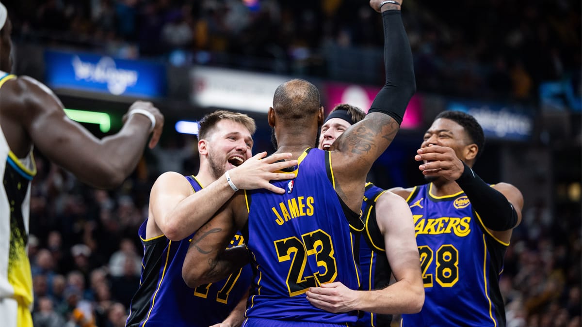 LeBron celebra con sus compañeros la canasta ganadora para los Lakers