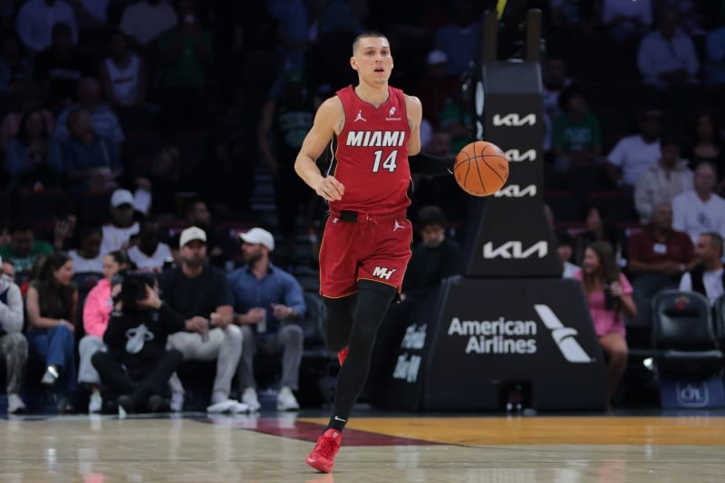 Tyler Herro inicia un ataque con Miami