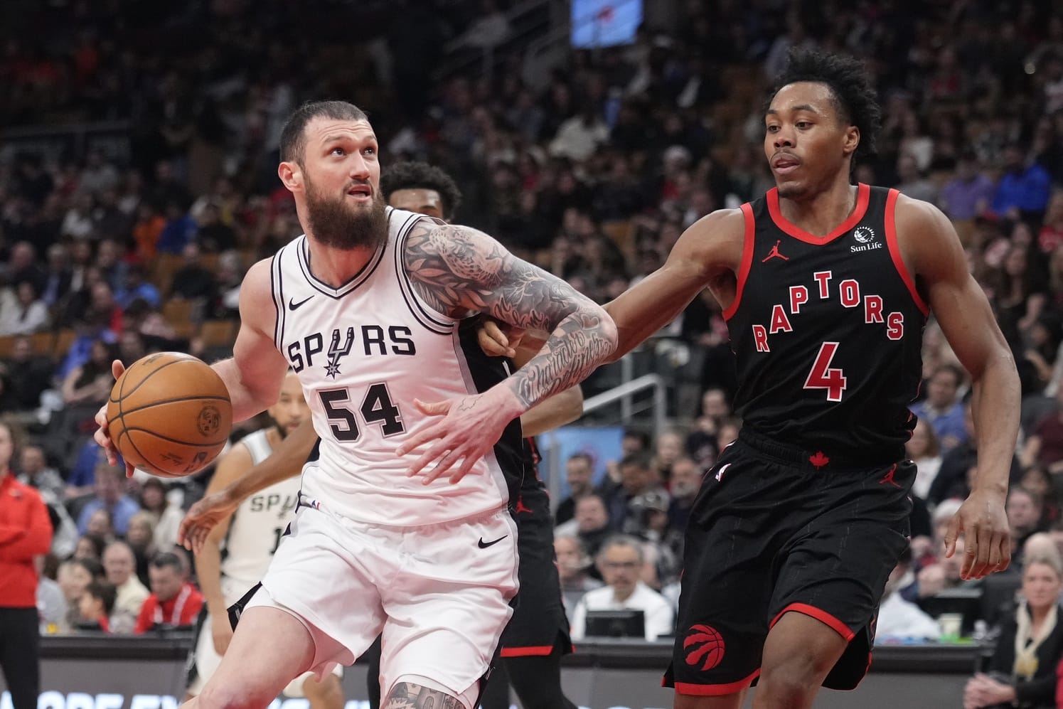 Scottie Barnes defiende a Mamukelashvili en un lance contra los San Antonio Spurs