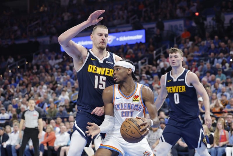 Nikola Jokic defiende a Shai Gilgeous-Alexander