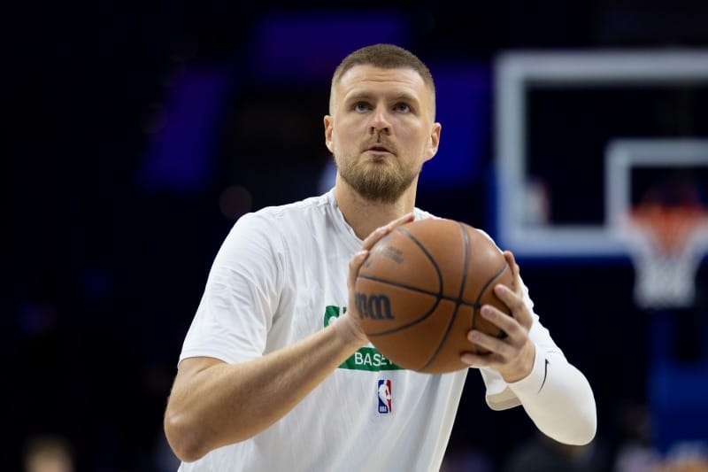 Kristaps Porzingis calienta antes de un partido