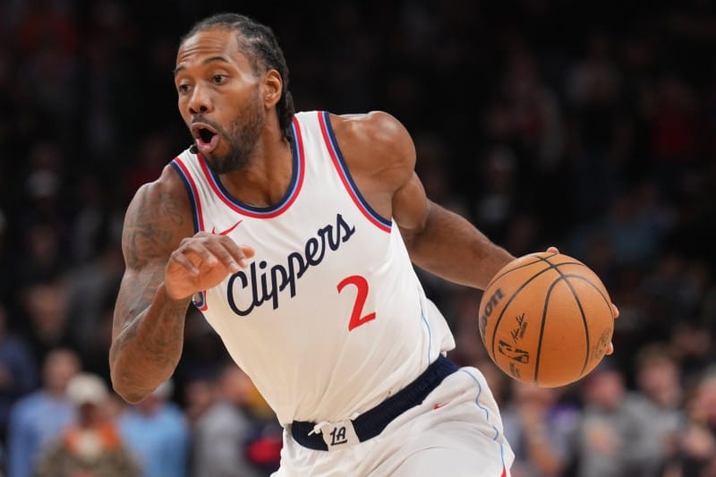 Kawhi Leonard penetra a canasta.