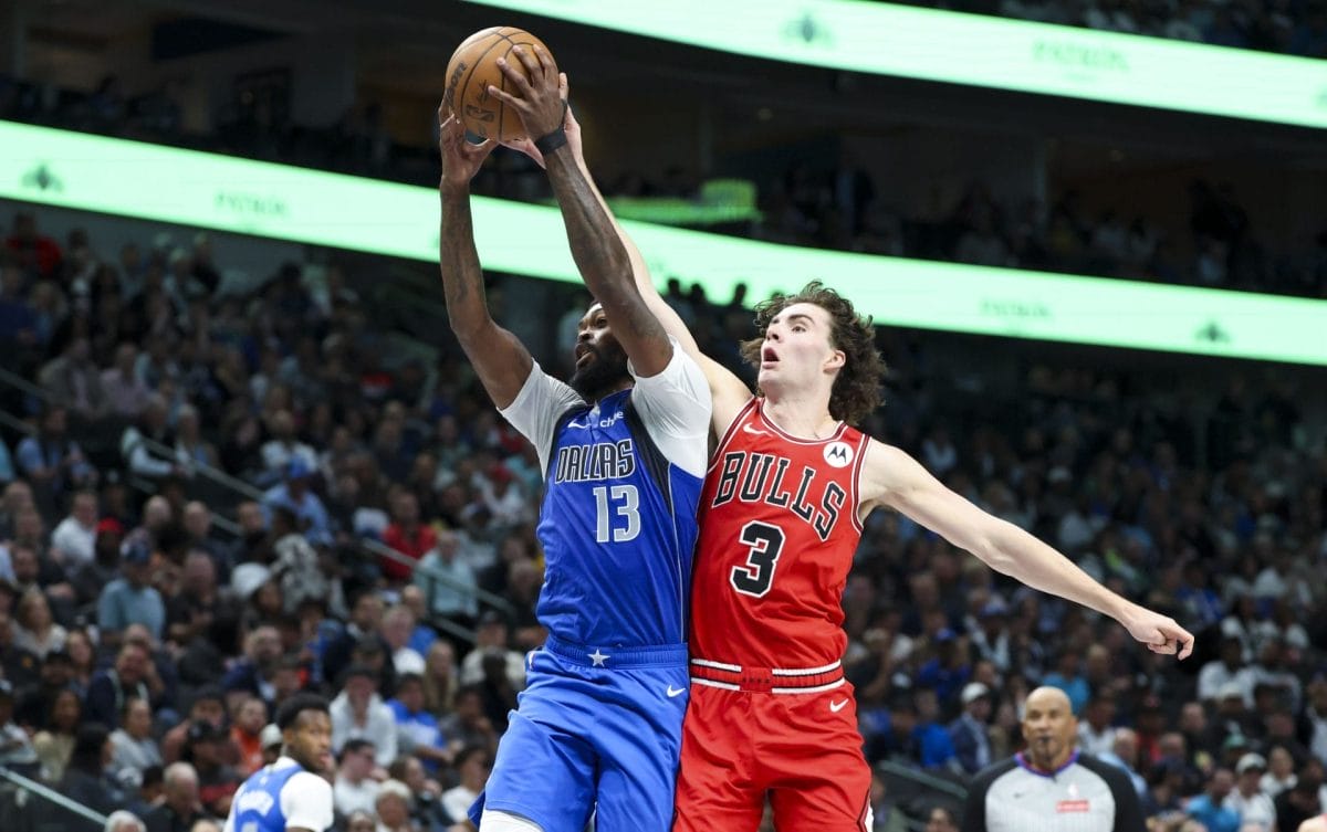 Naji Marshall trata de machacar ante la defensa de Josh Giddey.