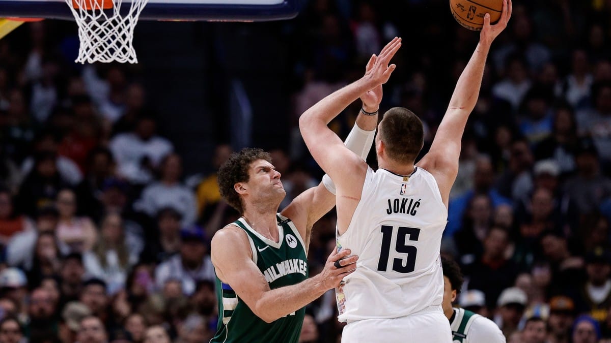 Nikola Jokic lanza a canasta ante la oposición de Brook Lopez.