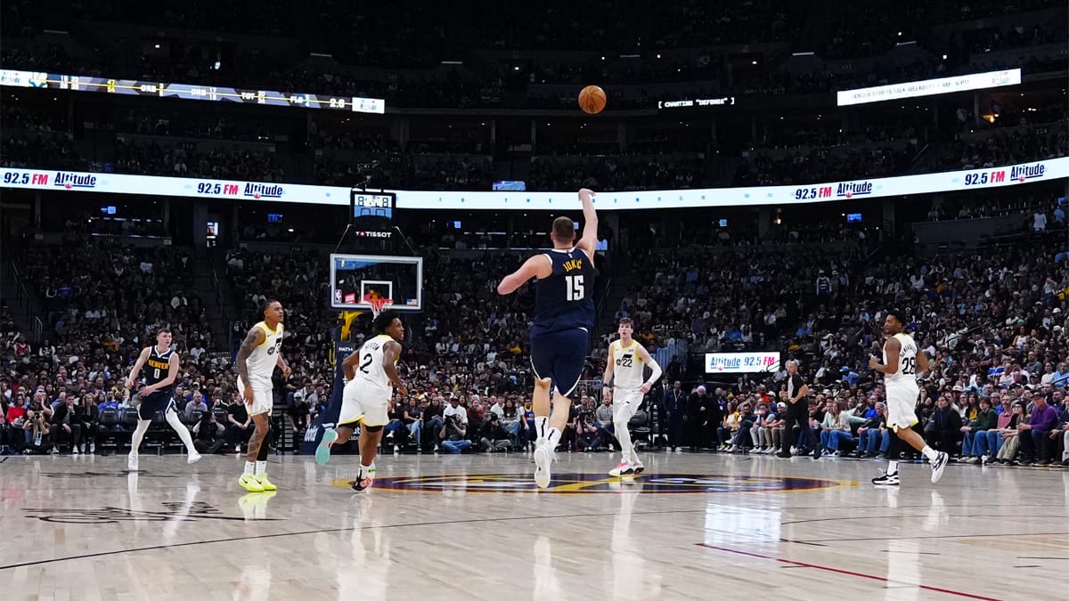 Jokic lanza un triple desde su propio campo