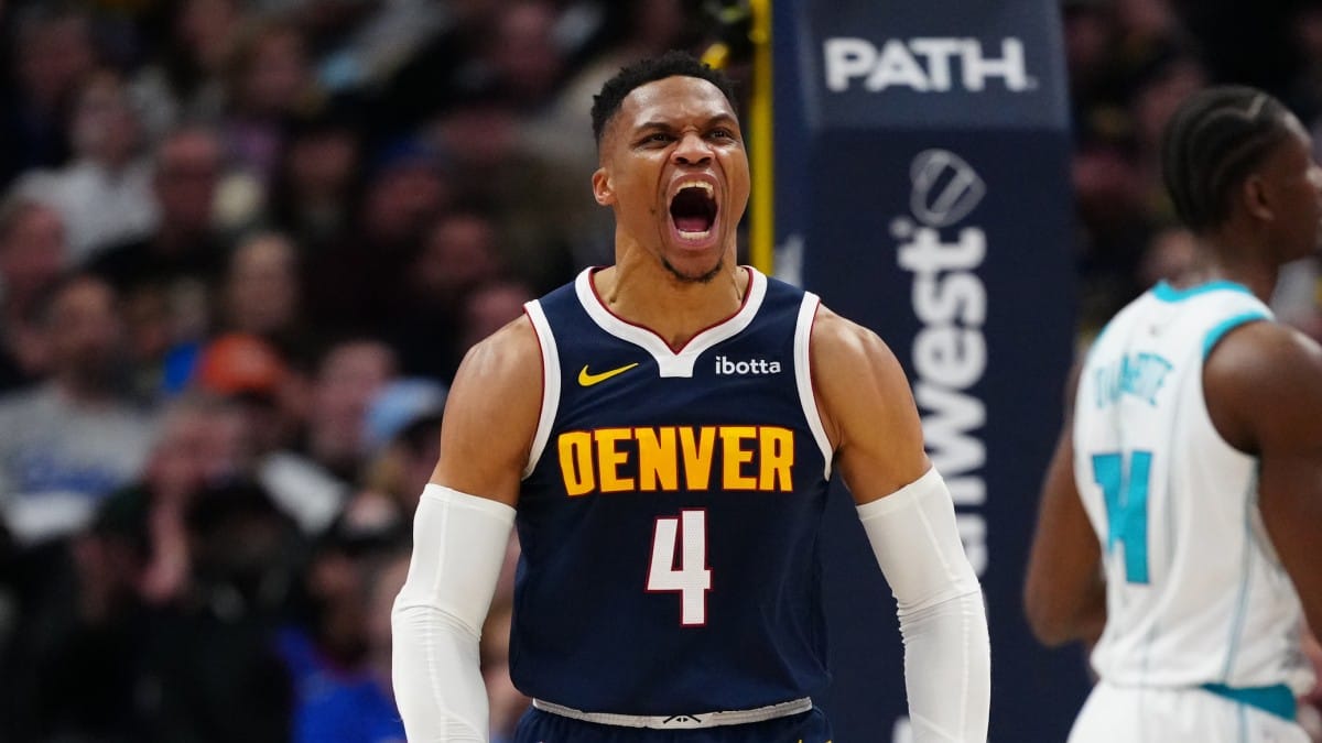 Russell Westbrook celebra una canasta conseguida con los Denver Nuggets.