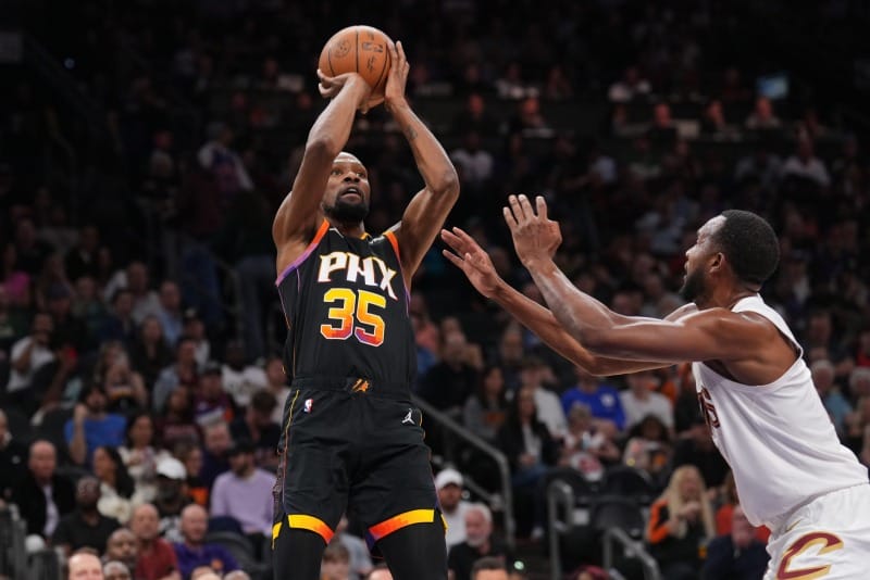 Kevin Durant lanza en el partido ante Cleveland.