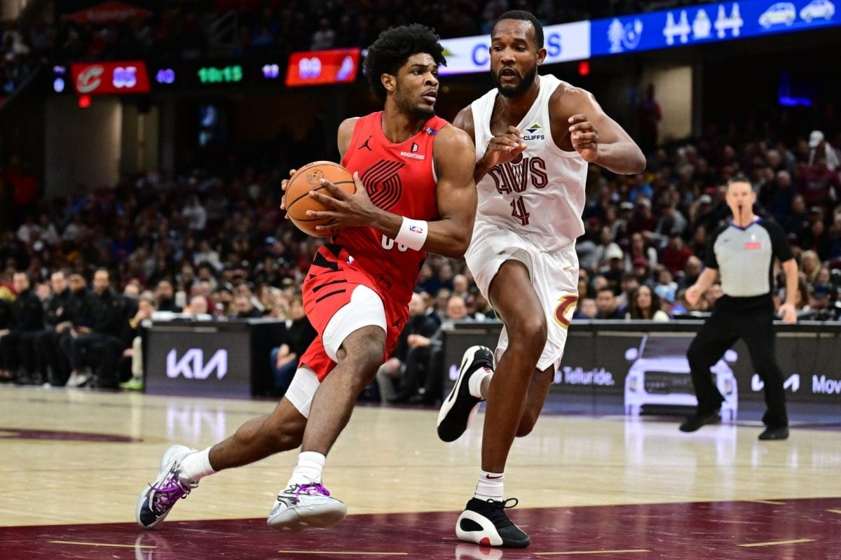 Scoot Henderson entra a canasta ante la oposición de Evan Mobley en el anterior Trail Blazers vs Cavaliers