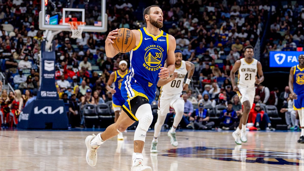 Stephen Curry avanza hacia el aro