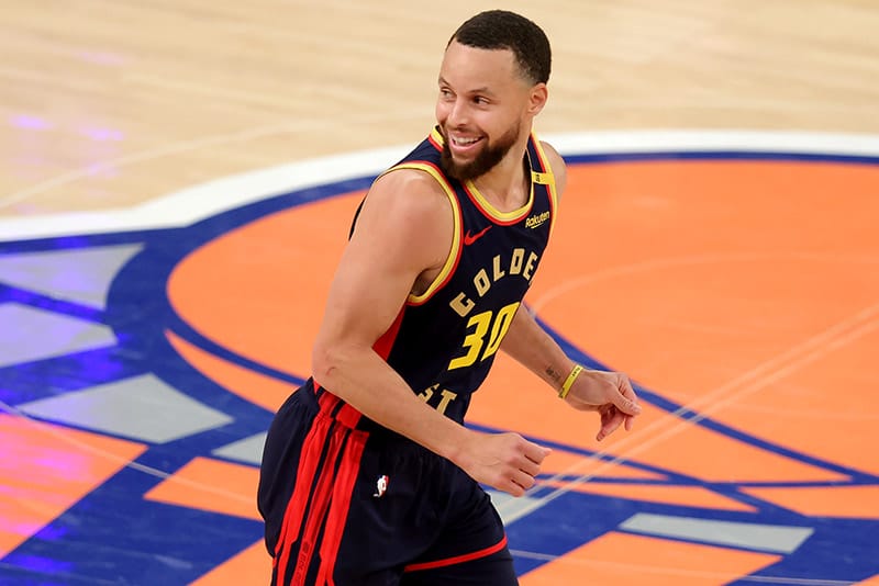 Stephen Curry celebra una acción
