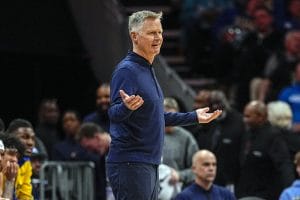 Steve Kerr protesta a los colegiados