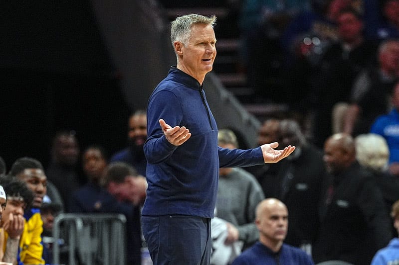 Steve Kerr protesta a los colegiados